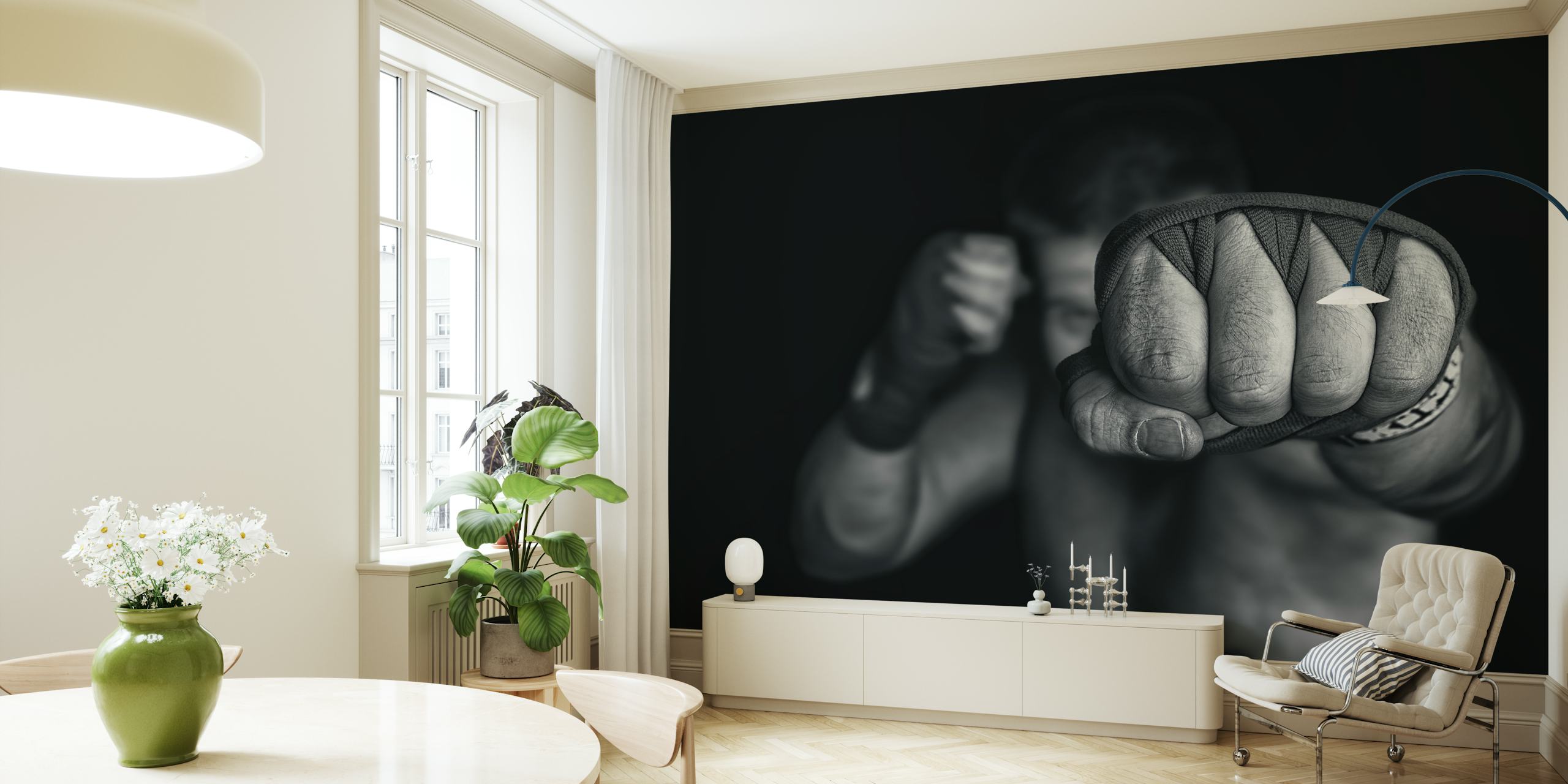 Murale in bianco e nero di un pugno chiuso che rappresenta forza e unità